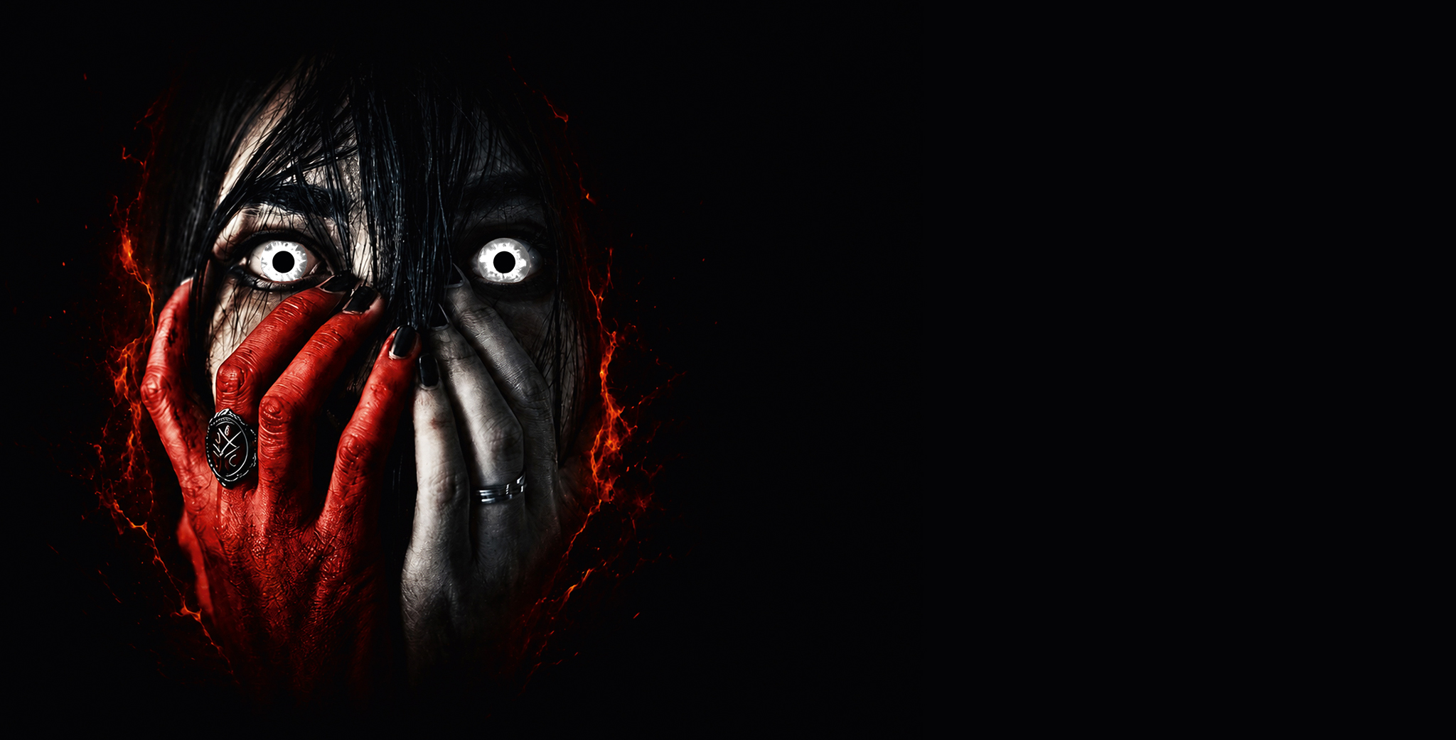 Frau vor schwarzem Hintergrund als Motiv der Schönberger Horrornacht 2026